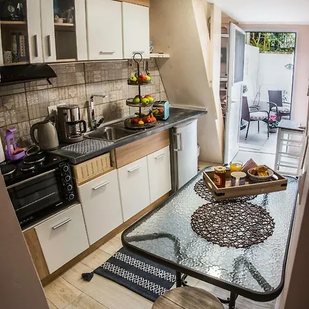 The Yard Apartman